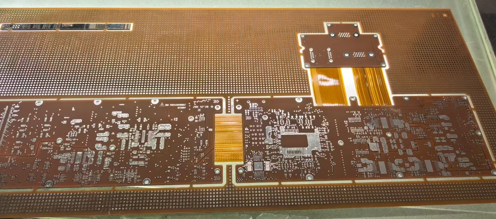 智能摄像头产品展示,黑色外壳,高清镜头,LED指示灯,金属质感,白色背景